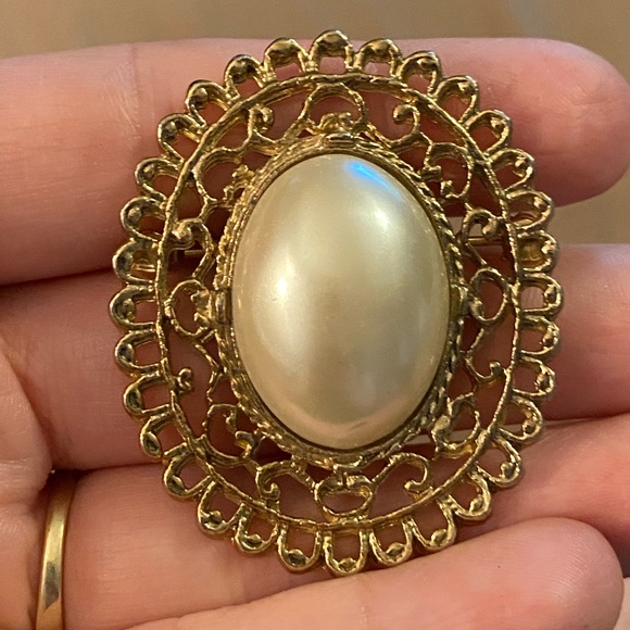Jewelry - Vintage Pearl & Gold Brooch